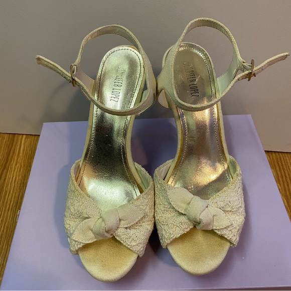 Jennifer Lopez cream lace heel, size 8, 4.5” heel in great used condition - Picture 3 of 6